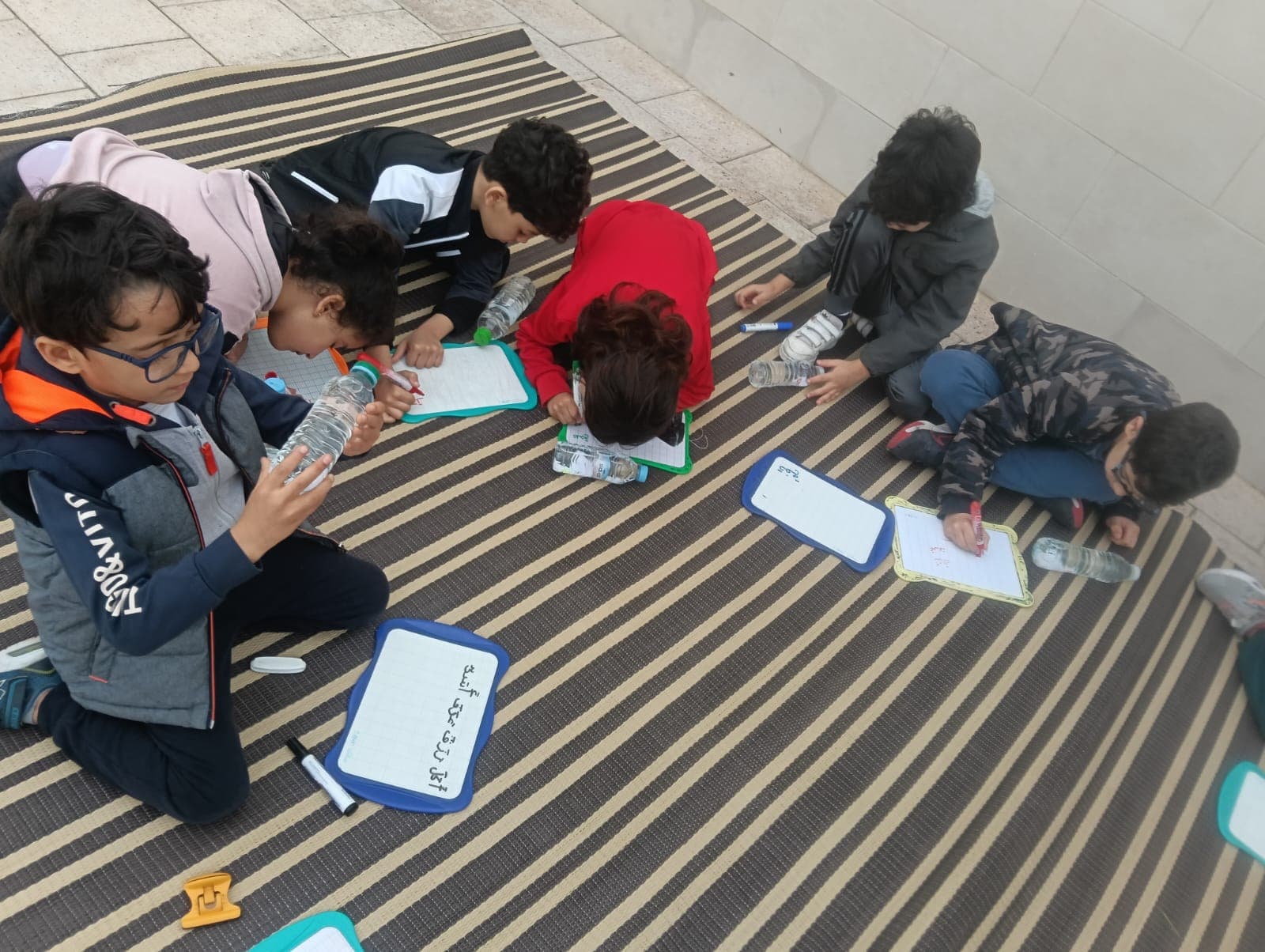 Apprentissage en plein air — écriture en arabe