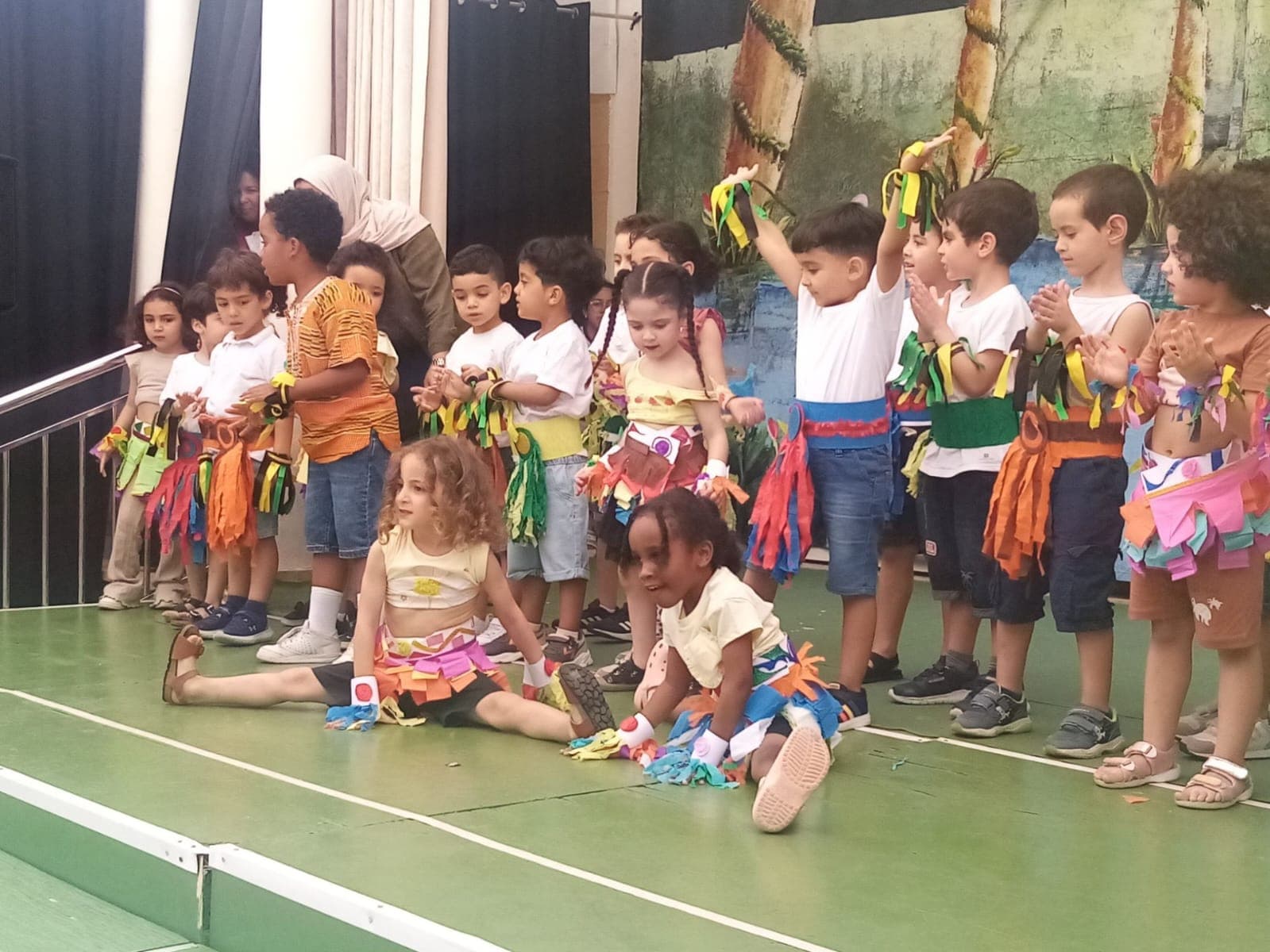 Spectacle scolaire avec costumes colorés