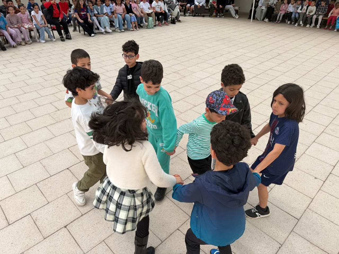 Jeux collectifs dans la cour de l'école